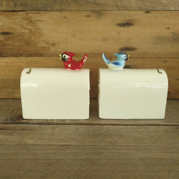 Vtg 1960s Enesco US Mail / Mailbox Salt and Pepper Shakers / Cardinal / Blue Jay - Picture 3 of 10